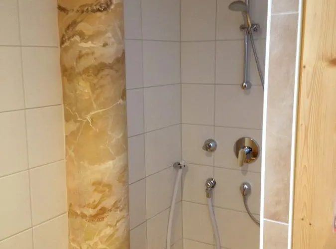 Maier Garni מלון