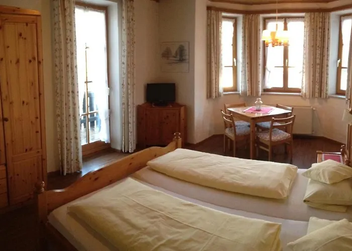 Maier Garni מלון